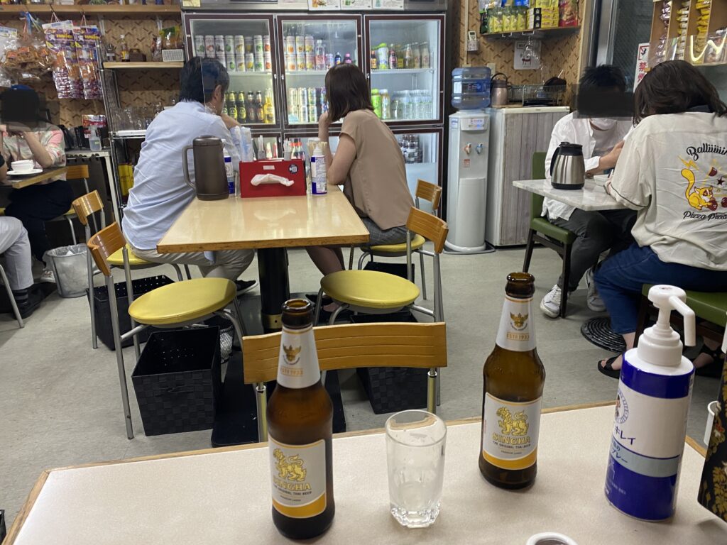 横浜関内J’s Storeのシンハービールとタイ料理屋店内