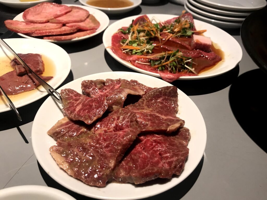 ビーフキッチン中目黒本店でテーブルに並ぶお肉