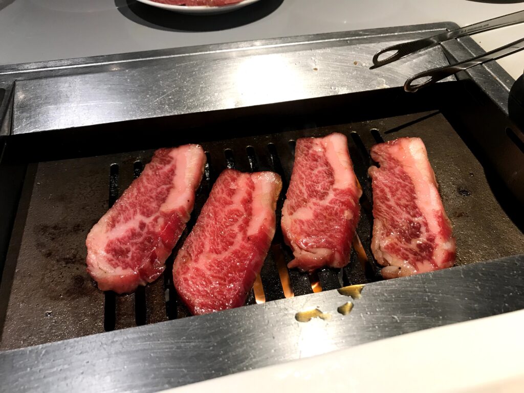 ビーフキッチン中目黒本店鉄板で焼かれる肉