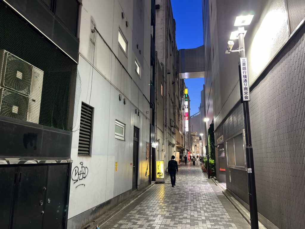 札幌スープカリー専門店 東京ドミニカ新宿店舗前道路