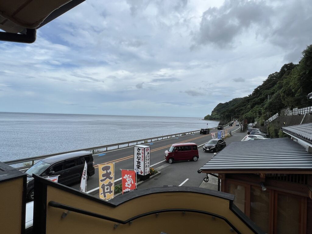 小田原の貝汁食堂入口から見た海