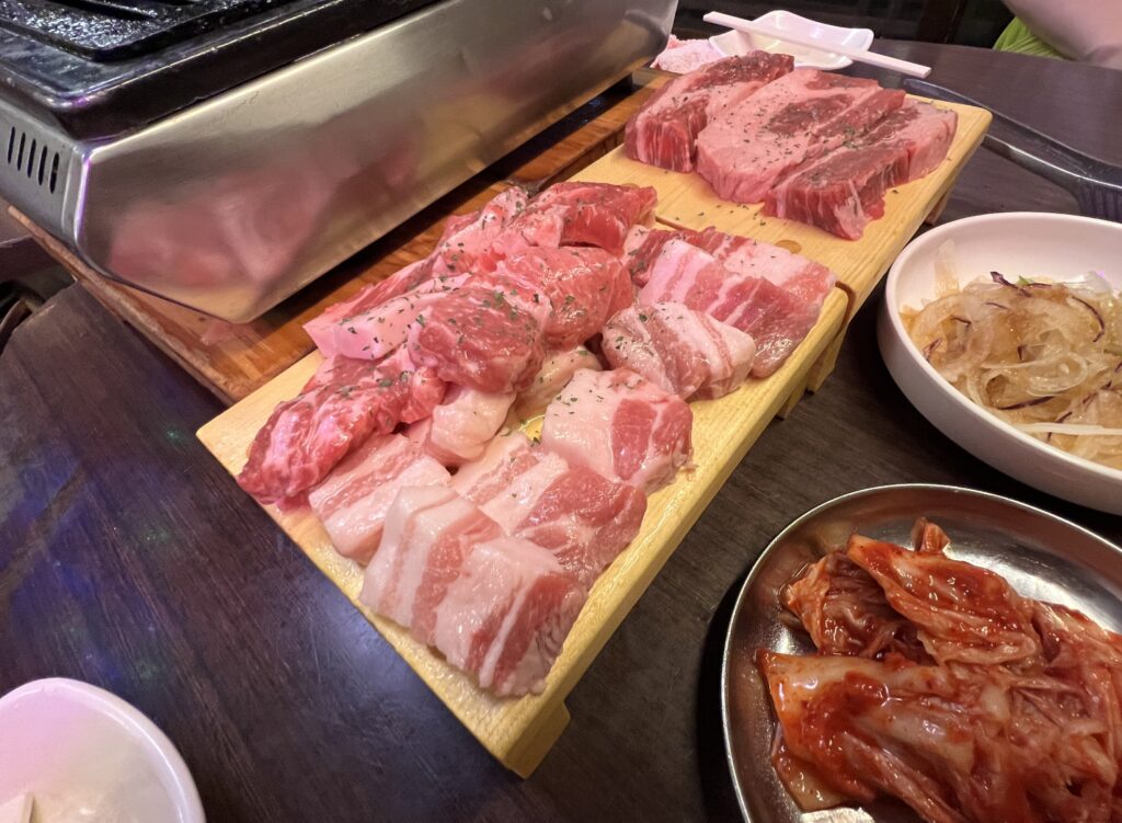 新大久保イケメン通りにある韓国料理マニト赤字セットのお肉