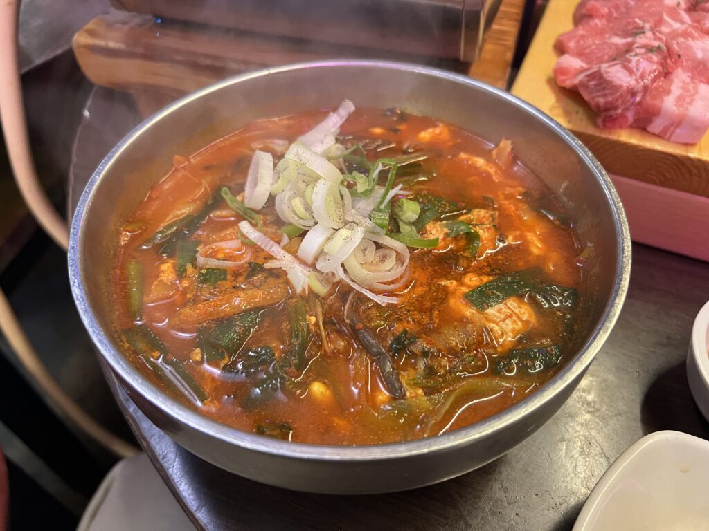 新大久保イケメン通りにある韓国料理マニトのユッケジャンスープ