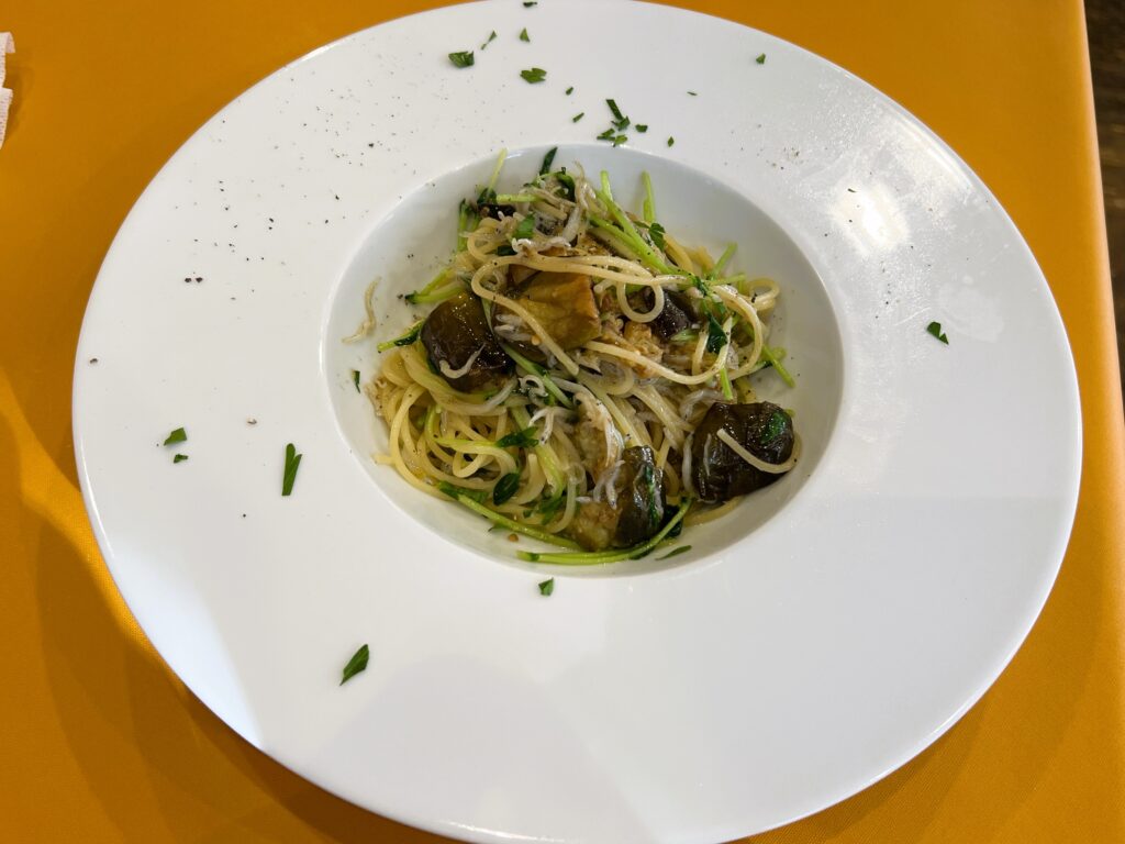 タヴェルナ イル ロカーレ（海老名イタリア食堂ロカーレ）自家栽培ナスと釜揚げしらす、豆苗の和風スパゲッティ