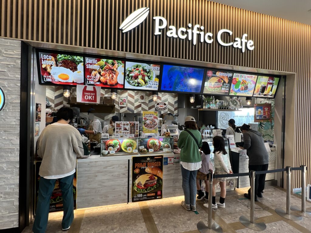 御殿場プレミアムアウトレットのフードコートいただきテラスパシフィックカフェ (Pacific Cafe)