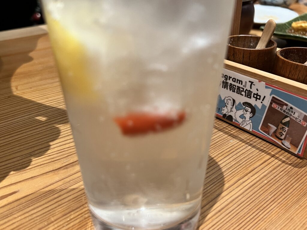 神泉（渋谷）蕎麦居酒屋はんさむの辛口レモンサワーの唐辛子近影