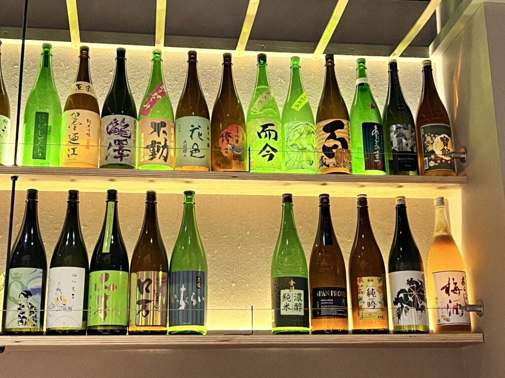 神泉（渋谷）蕎麦居酒屋はんさむの内装日本酒棚