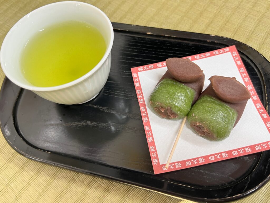 三嶋大社内の福太郎本舗で食べた福太郎餅と緑茶250円