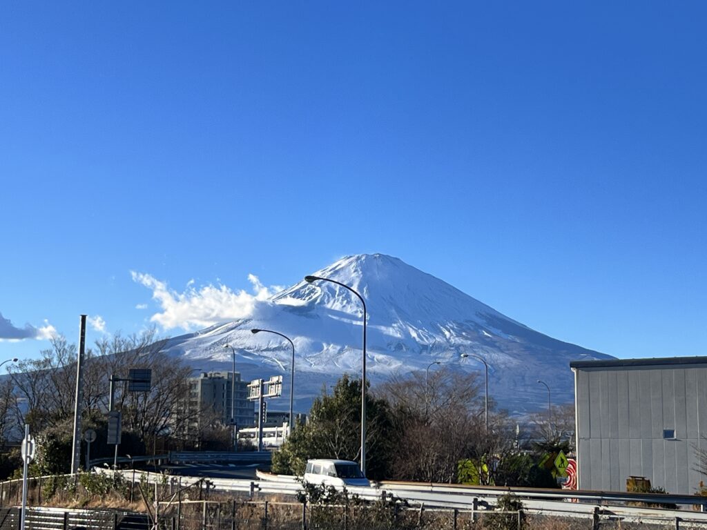 ザ・セレクトン御殿場インターホテル駐車場からの富士山