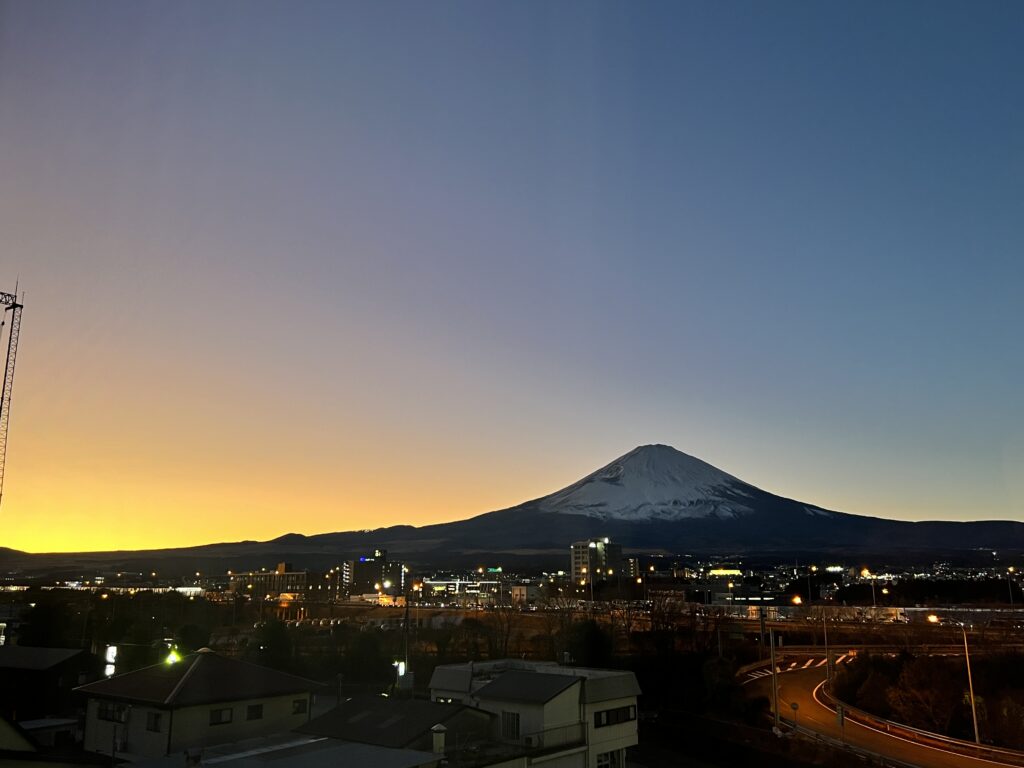 ザ・セレクトン御殿場インターホテル四階403号室の室内からの夕方の富士山