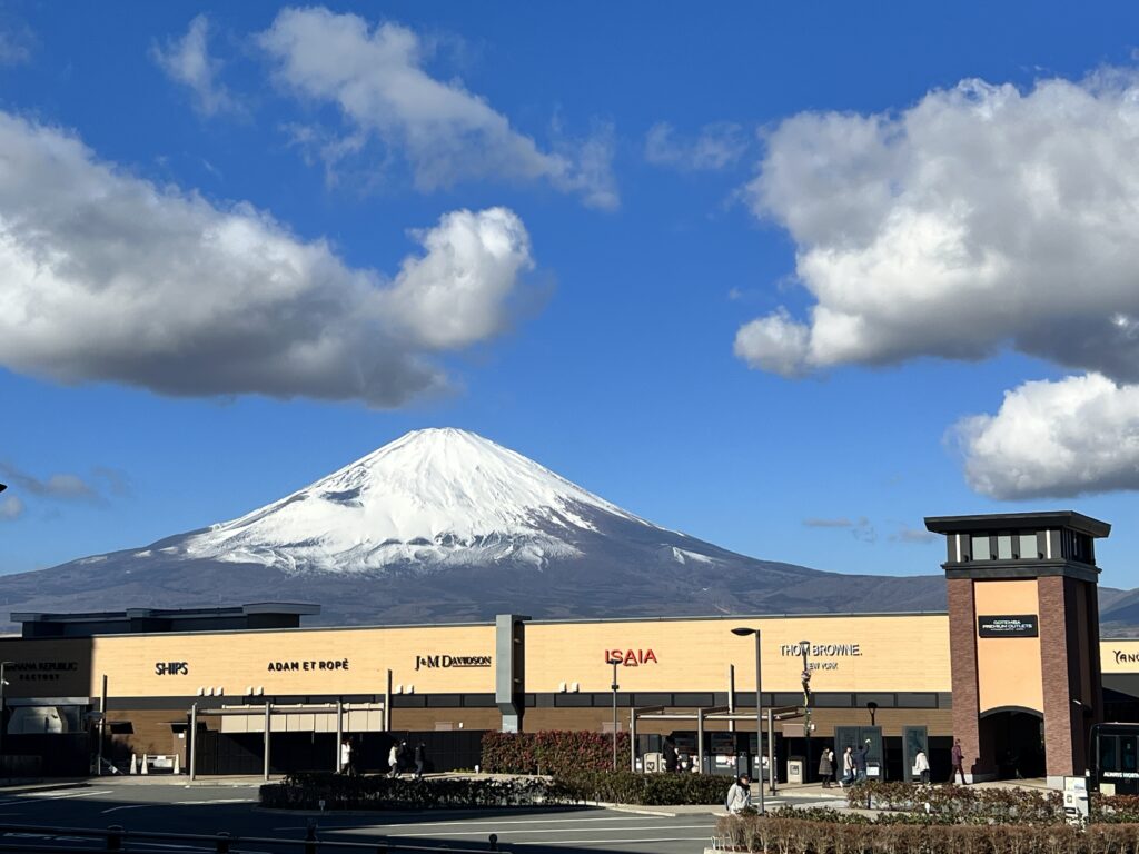 御殿場プレミアムアウトレット第四駐車場を出たところからの富士山