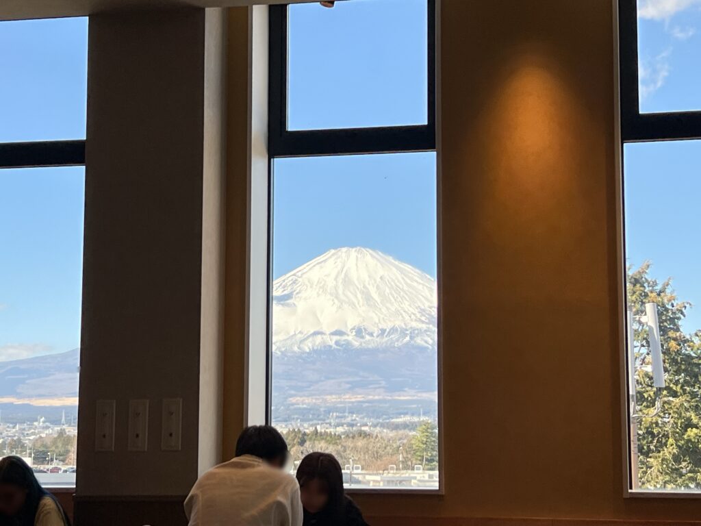 御殿場プレミアムアウトレットエッグスンシングス店内からの富士山