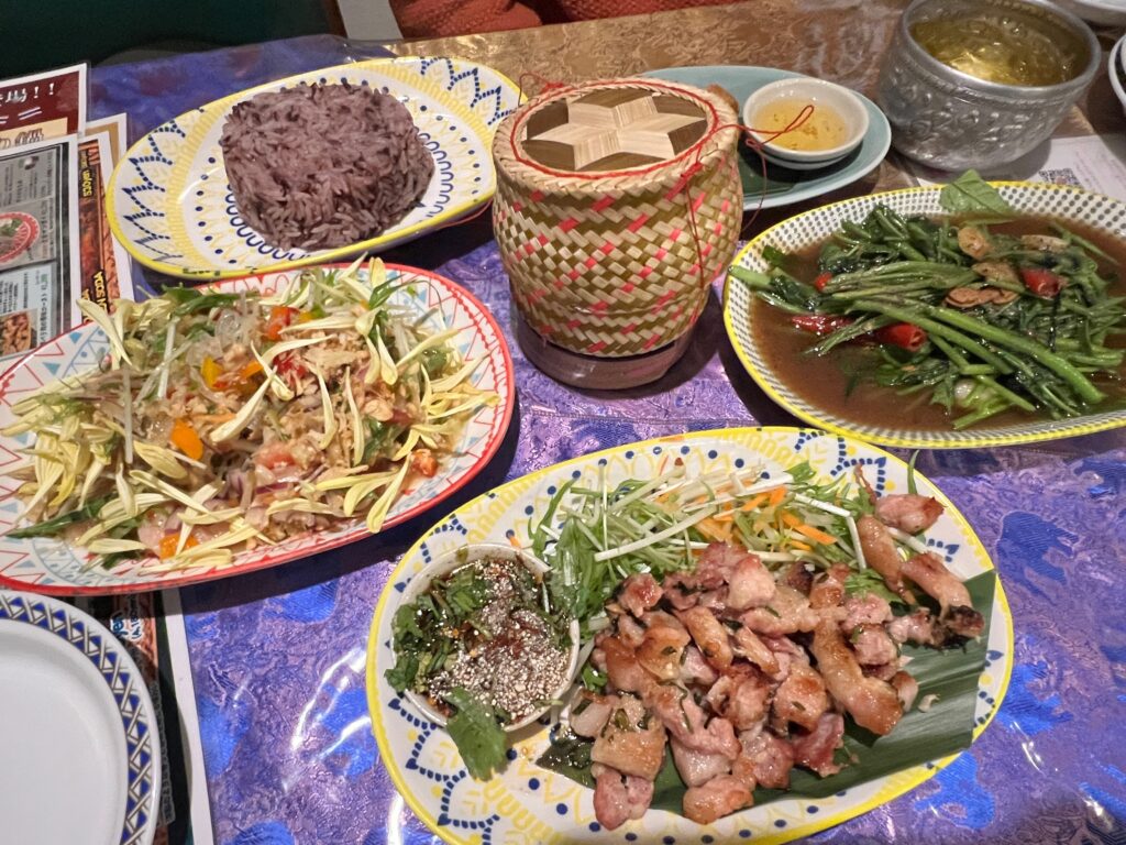 吉祥寺で一番香るタイ料理“クゥーチャイ”でテーブルいっぱいの料理写真