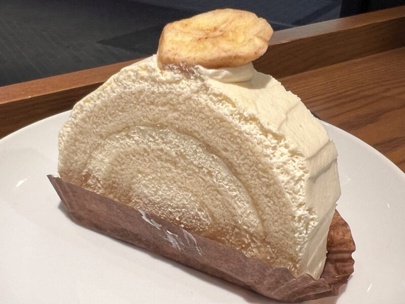 スターバックスバナナの米粉ロールケーキ近影